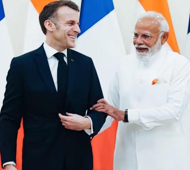 马克龙和莫迪在讨论什么话题呢？笑的这么开心啊！
马克龙望着莫迪，笑的是真高兴啊！