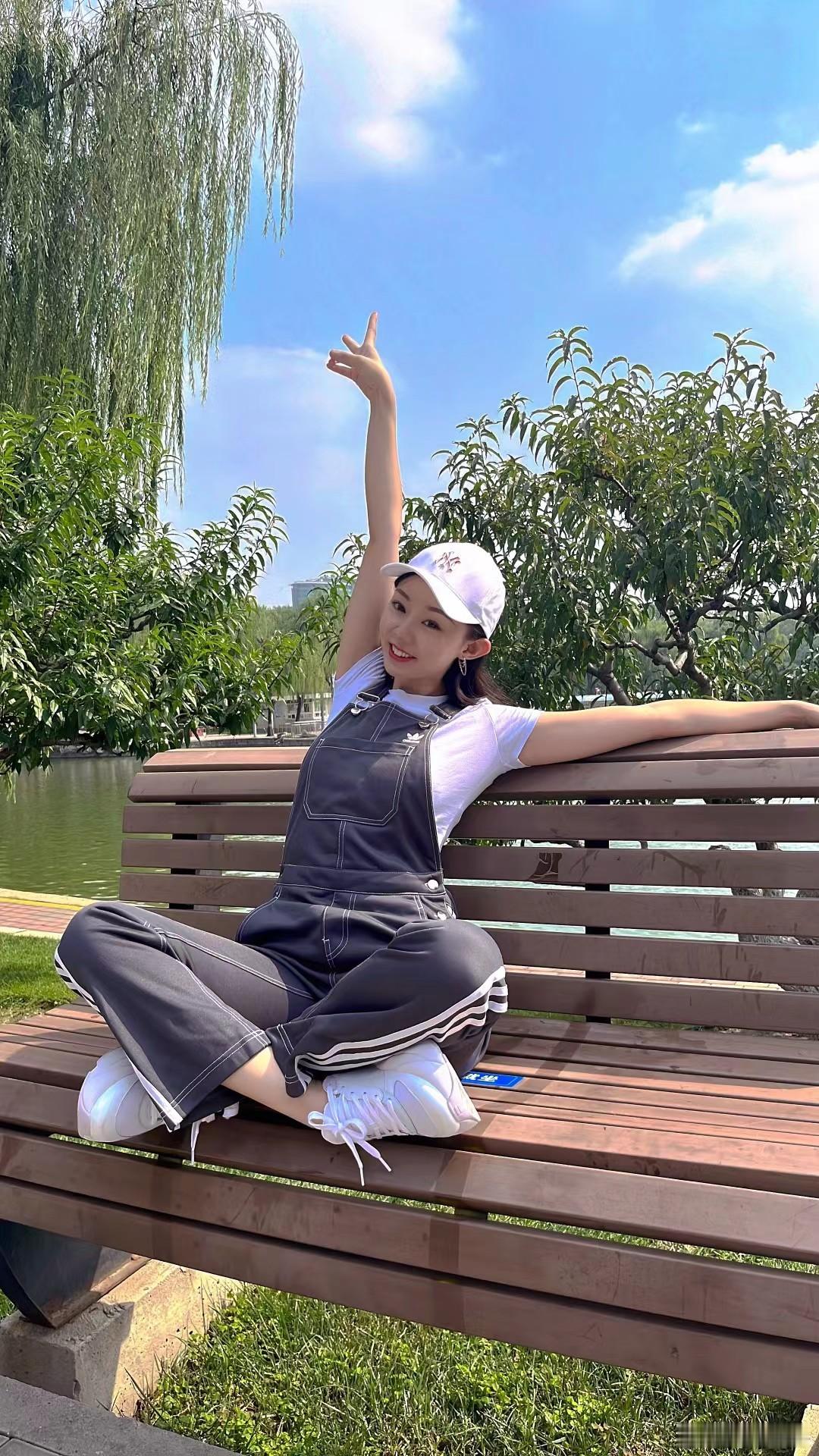 每一帧都是夏天一身简单白T搭配灰银色背带裤戴上浅白棒球帽 脚踩软乎乎运动鞋👟整