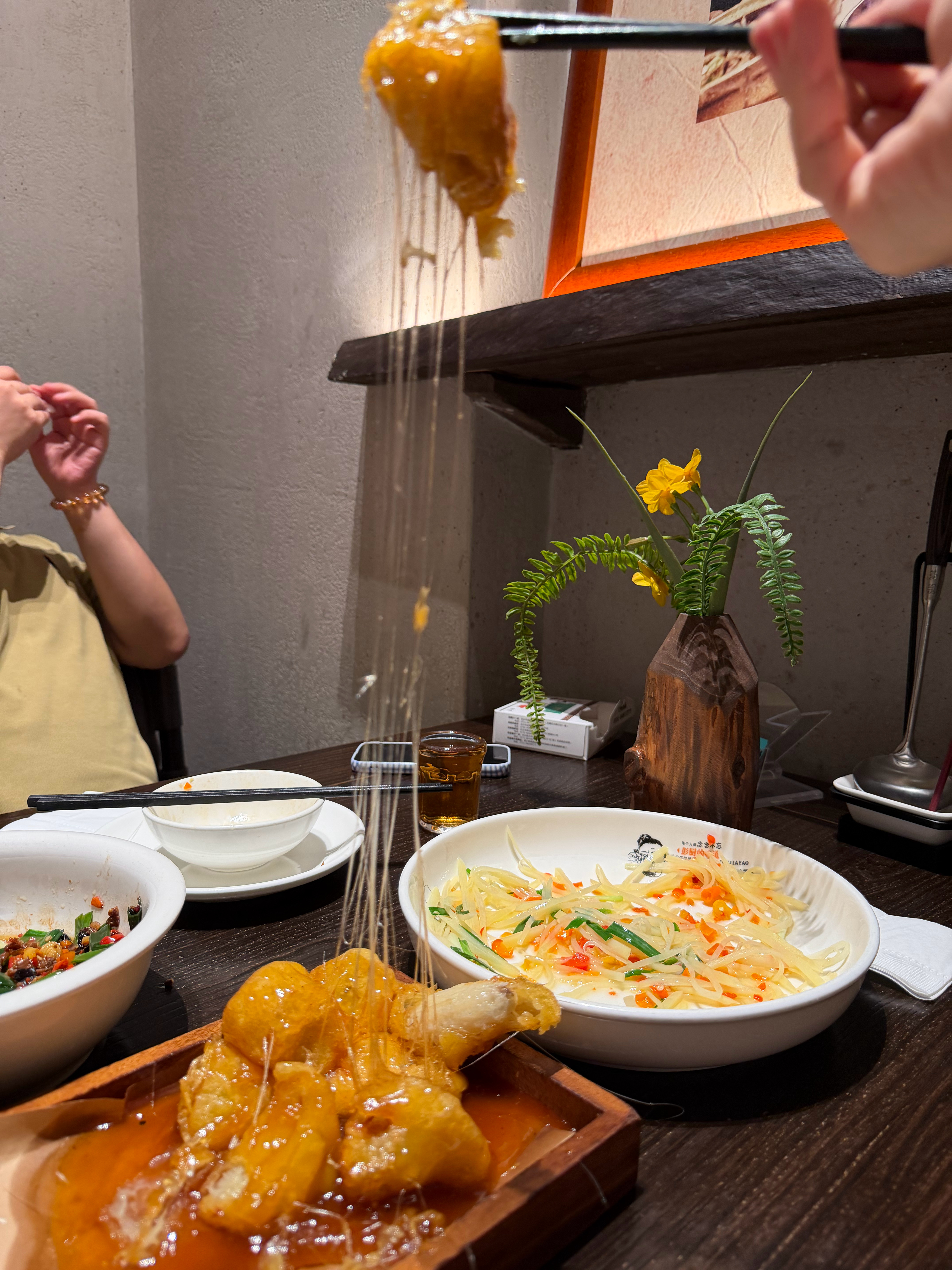 本地人推荐的一家湘菜馆 果真不错！肉汤泡饭我吃了四碗 妈呀 碳水快乐了小炒黄牛肉