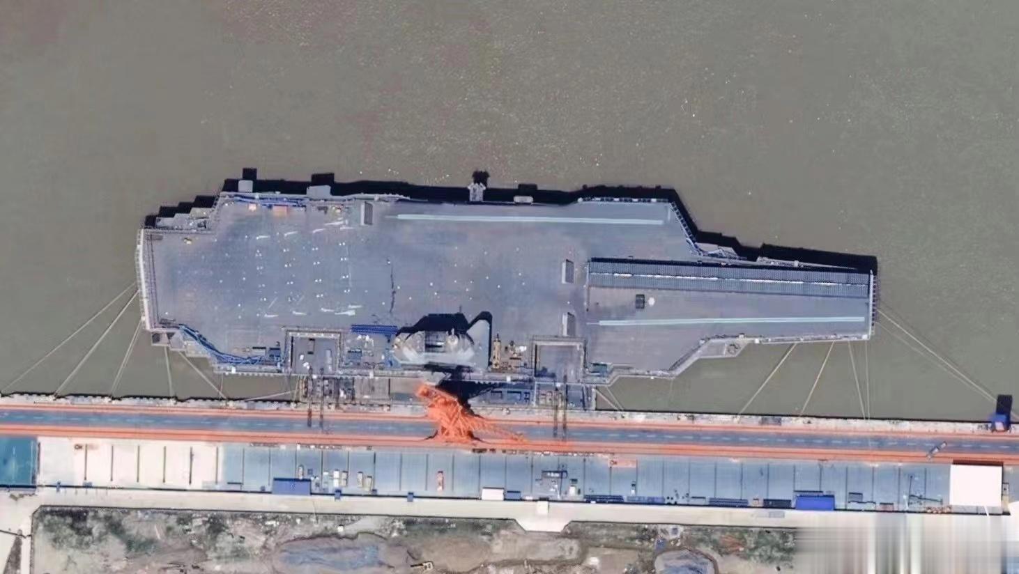 虽然目前003航母“福建舰”已经拆除了2条电磁弹射器的棚子，但是从甲板、舰岛以及