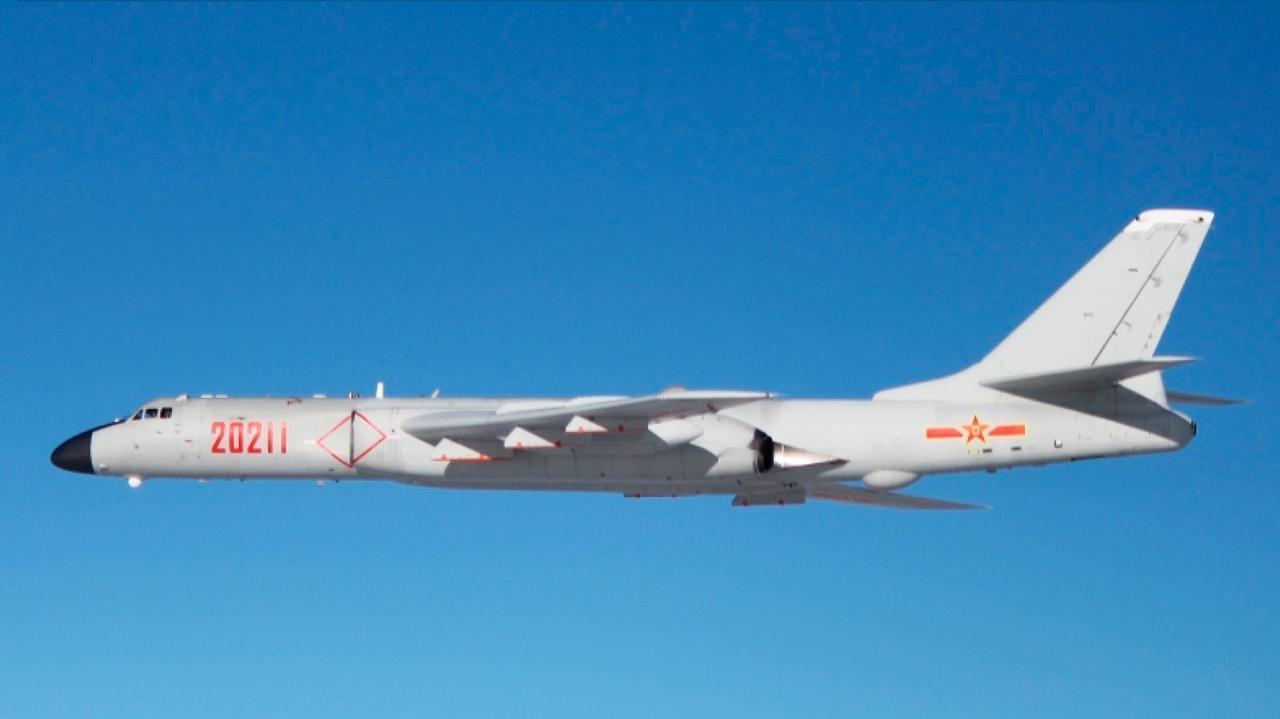 中国南部战区首次组织轰炸机编队在南海进行例行巡航，回应菲律宾拉拢域外国家的联合巡