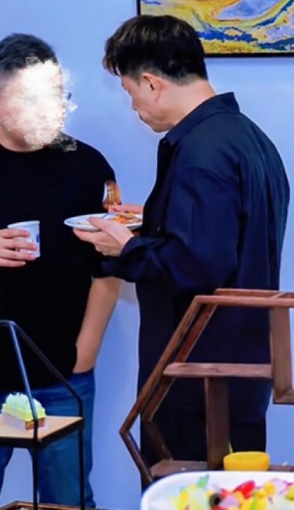 段奕宏端着一盘食物，嘴里嚼嚼嚼，鼓起的腮帮子下午茶餐饮规格p2，可让考段放开了吃