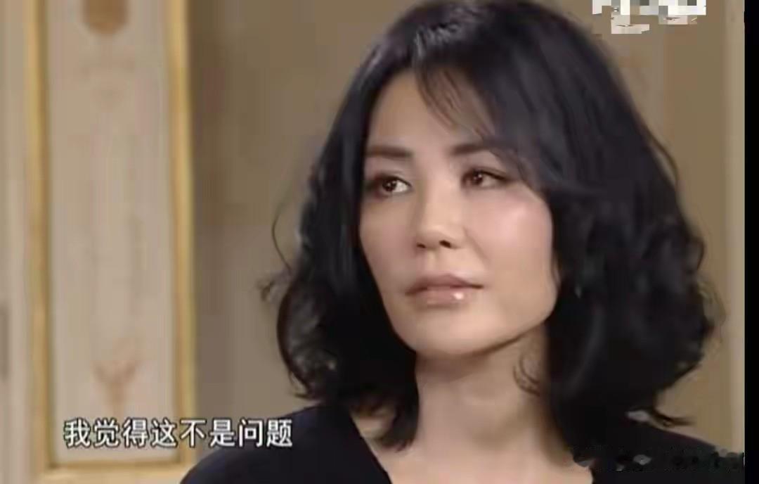 王菲说，到香港肯定是一种冲击，等于说是，我的第一份工作，到了香港就是做歌手。首先