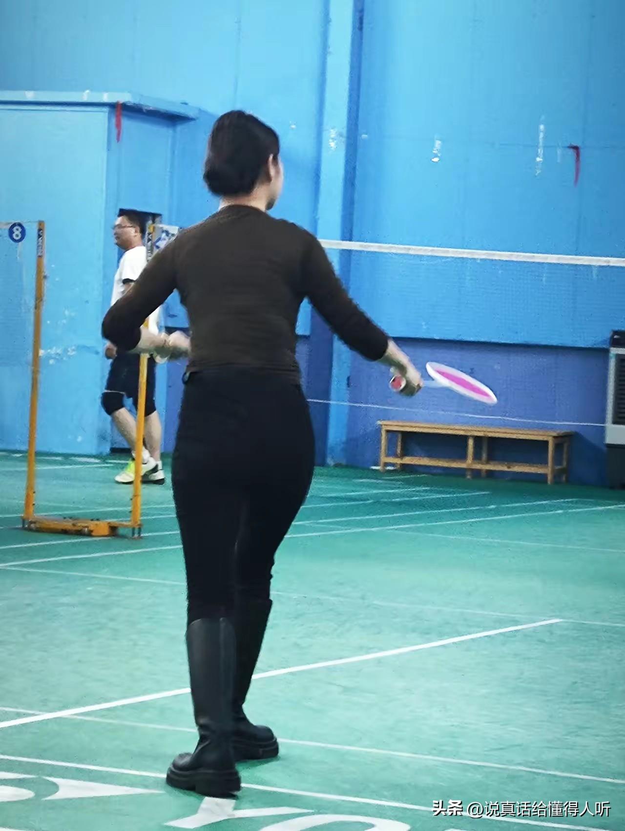 这不是来打球的这是来展示身材的[打脸]