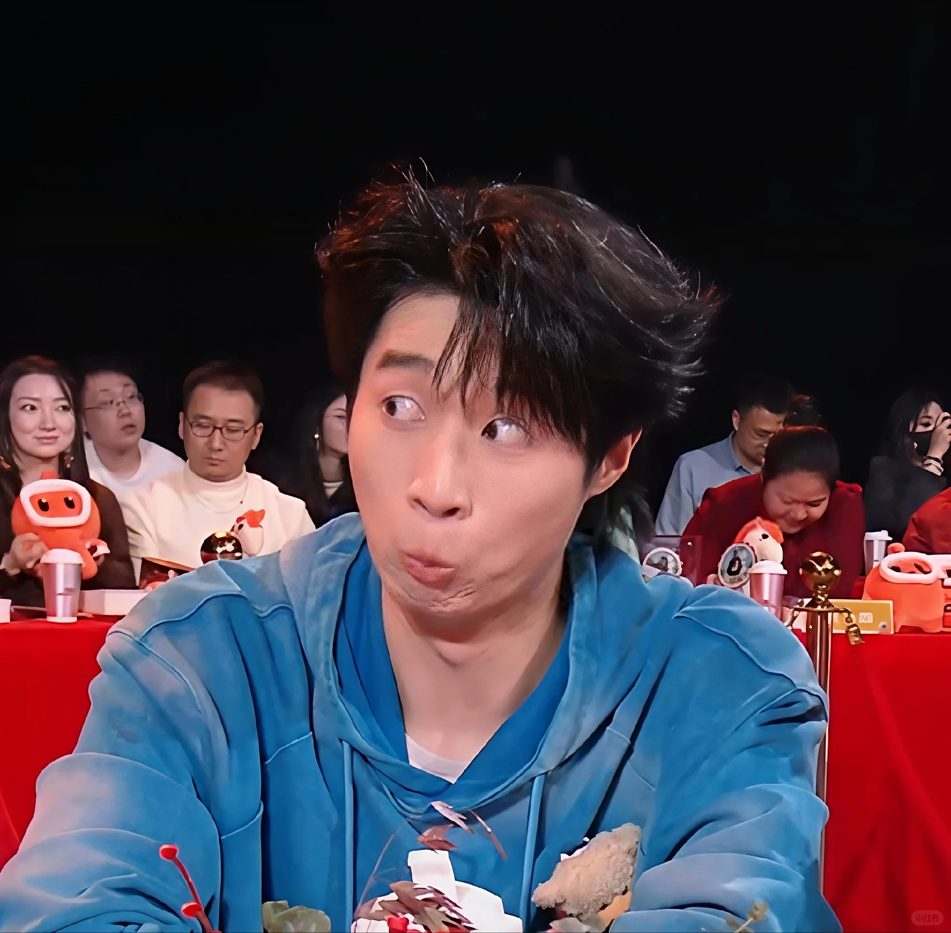 是谁想的让半人马和孙天宇坐一桌 胡先煦同款硬控现场！孙天宇被半人马围成圈拥立成领