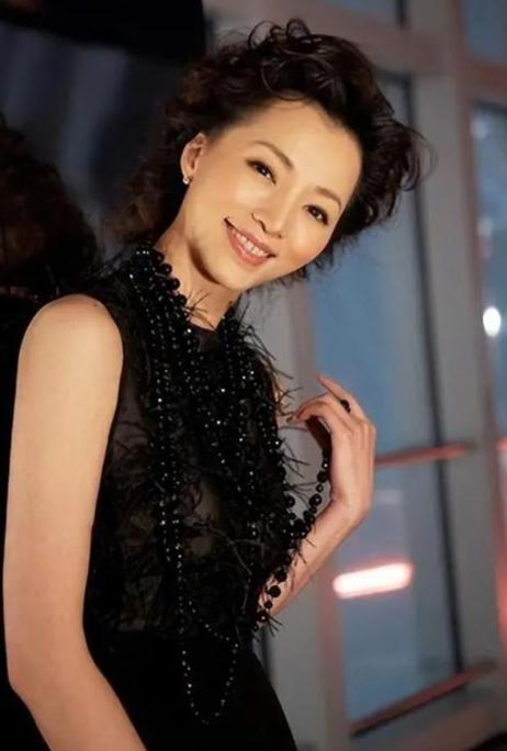她铁了心要嫁35岁的百亿富豪密春雷，妈妈苦苦劝阻：“他比你小5岁，离异还带着俩孩