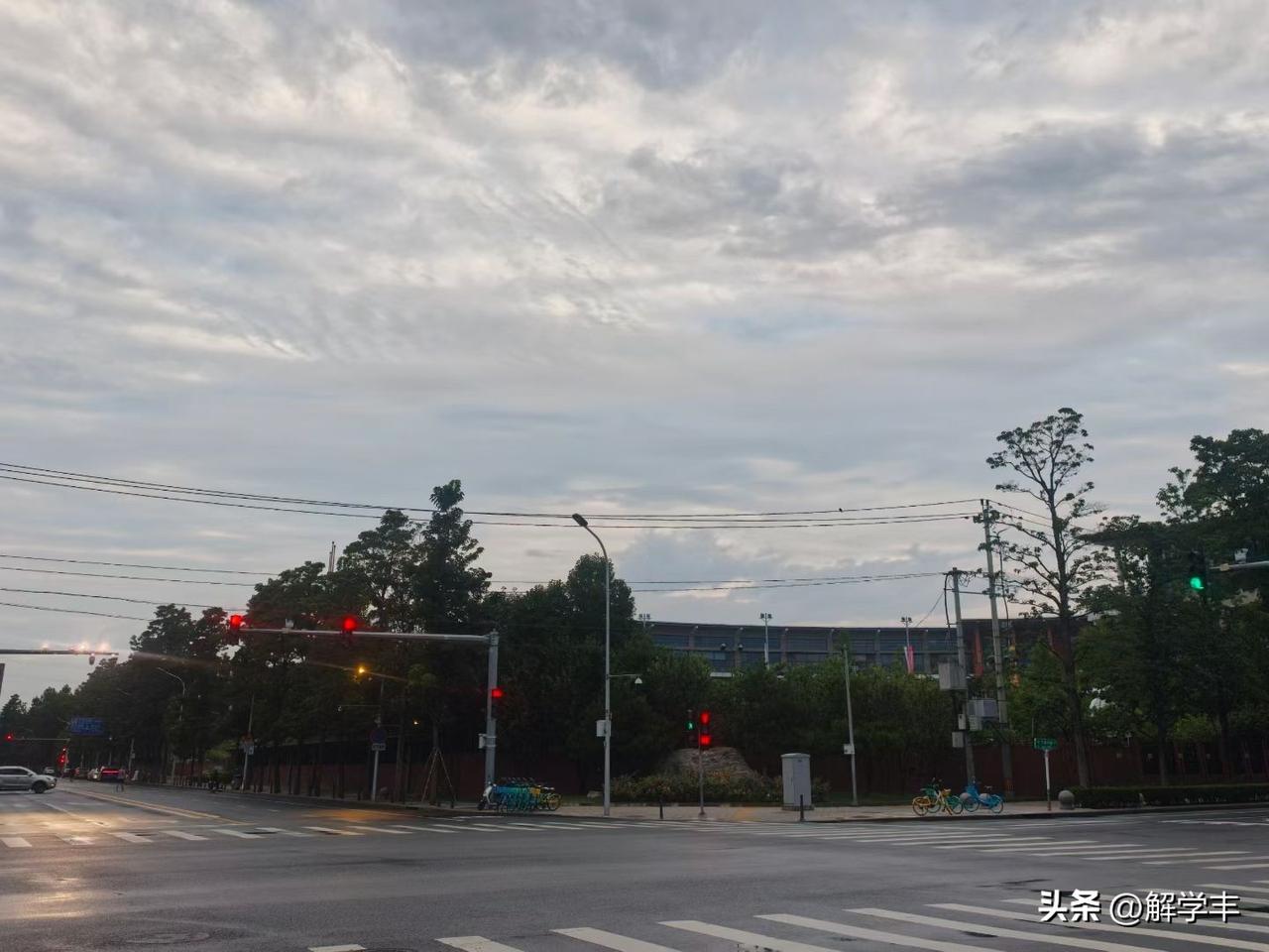 a股继续震荡阶段，市场热点主要有，
第一，光通信，6G，国家推进投资通信网络基站