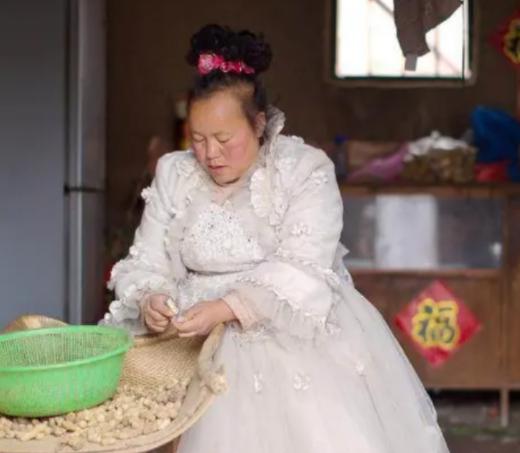 山东某个村妇项正芬，天天都穿着婚纱在村里溜达，三百六十五天没有一次落下，而且婚纱