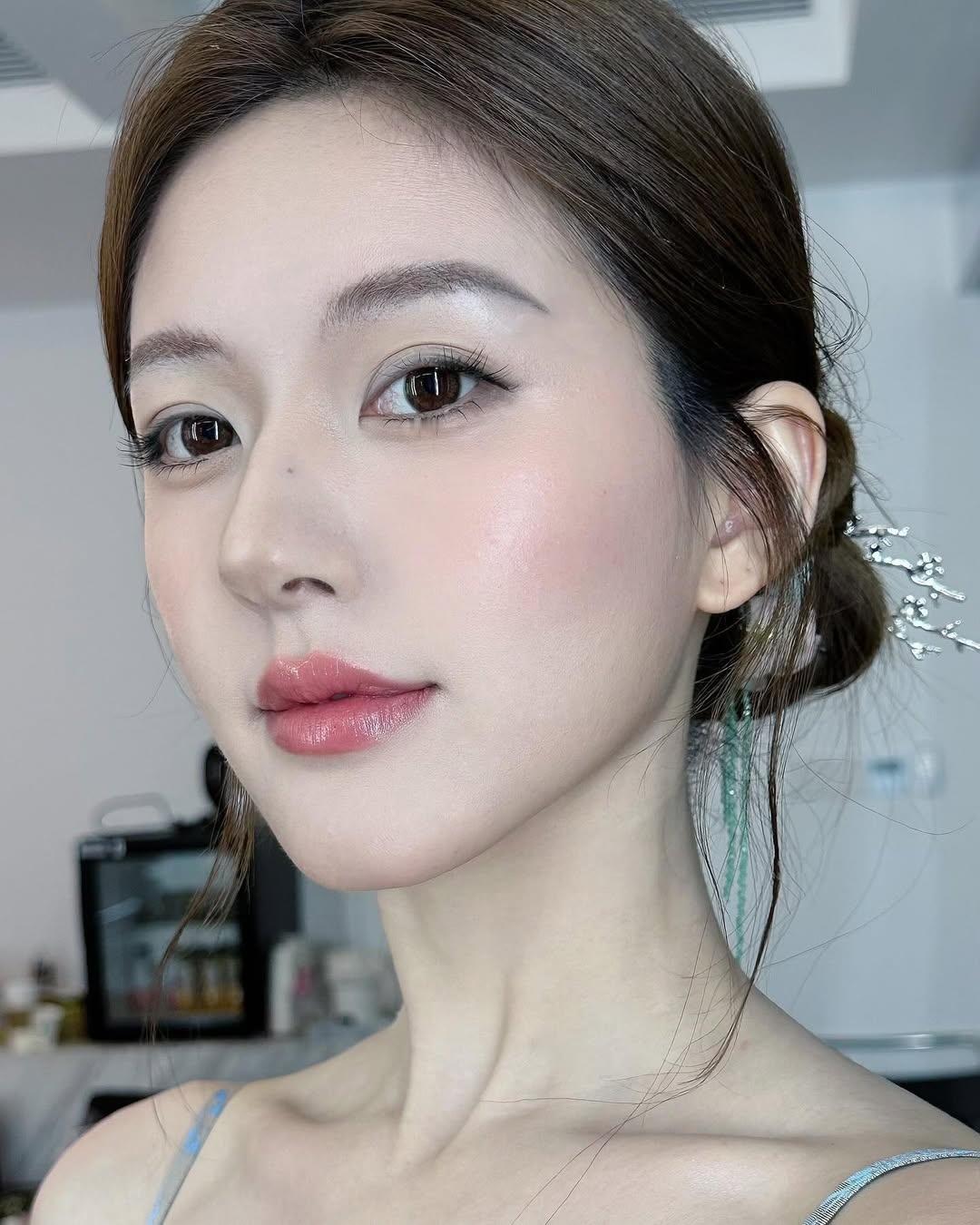 当老露发原相机怼脸拍的那一刻全世界都会静音吻上赵露思家露只需略施粉黛就是绝世容光