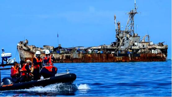 趴在仁爱礁9000多天的菲方破军舰，如今彻底拖不走！补给斗法越闹越丢脸，南海真实