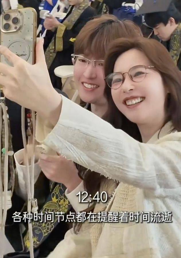 6 月 20 日，演员吴佳尼在社交平台晒出大儿子高中毕业典礼的现场视频，当天她特