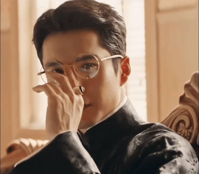 韩东君豪门少爷既视感韩东君推眼镜这一下谁来懂在《守护者们》里面推眼镜这一下...