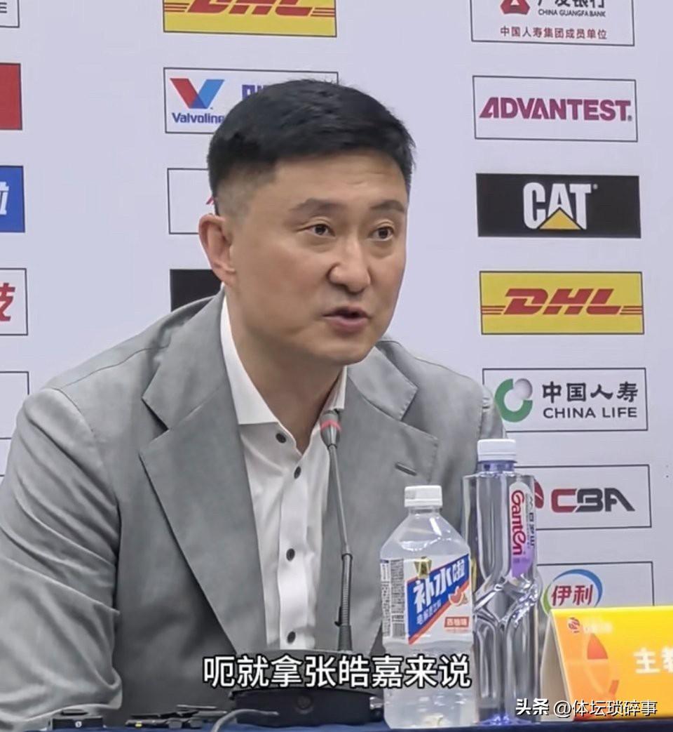 非常罕见！杜锋指导赛后新闻发布会上给昨晚的张皓嘉特别的表扬了一下。杜锋表示：“杜