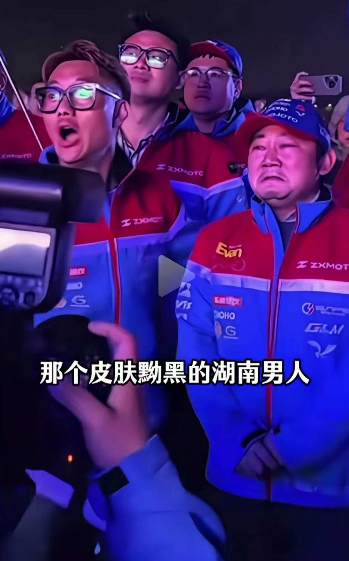 人的一生只要坚持，干一件事儿总会成功的，
      张雪14岁辍学。初中文凭毕