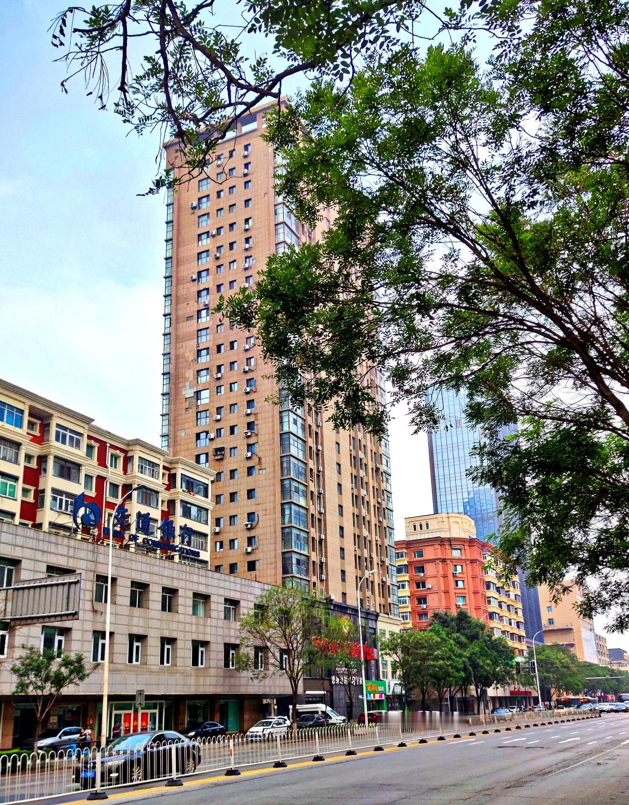 随拍路边的景色，日前途经沈阳铁西广场，见高楼林立，现代建筑风格，城市面貌一斑。