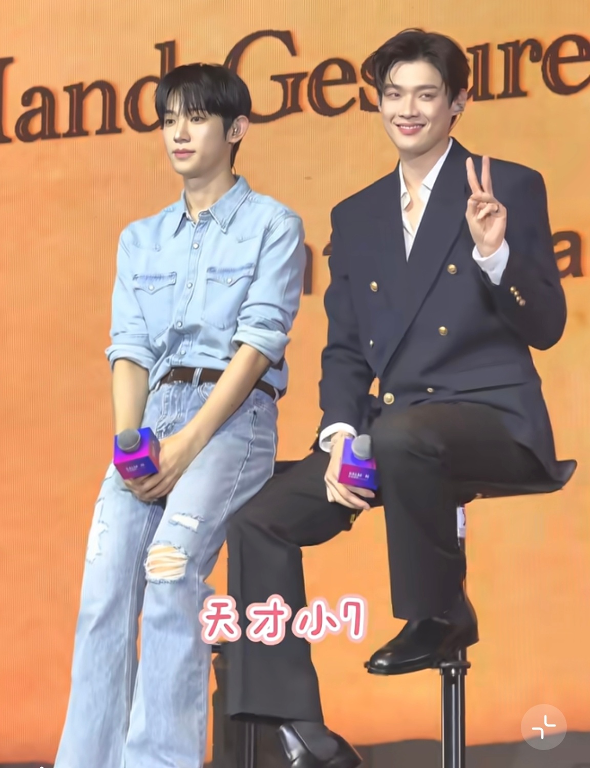 小仆子腿太短都不敢坐椅子上，靠着椅子站的啊啊啊啊啊 ​​​