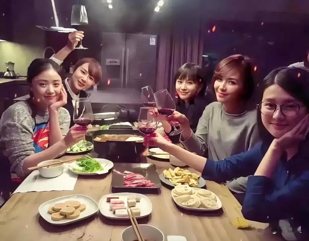 《欢乐颂》中的五美：
安迪（由刘涛饰演）聪慧且冷静，
樊胜美（由蒋欣饰演）世故而