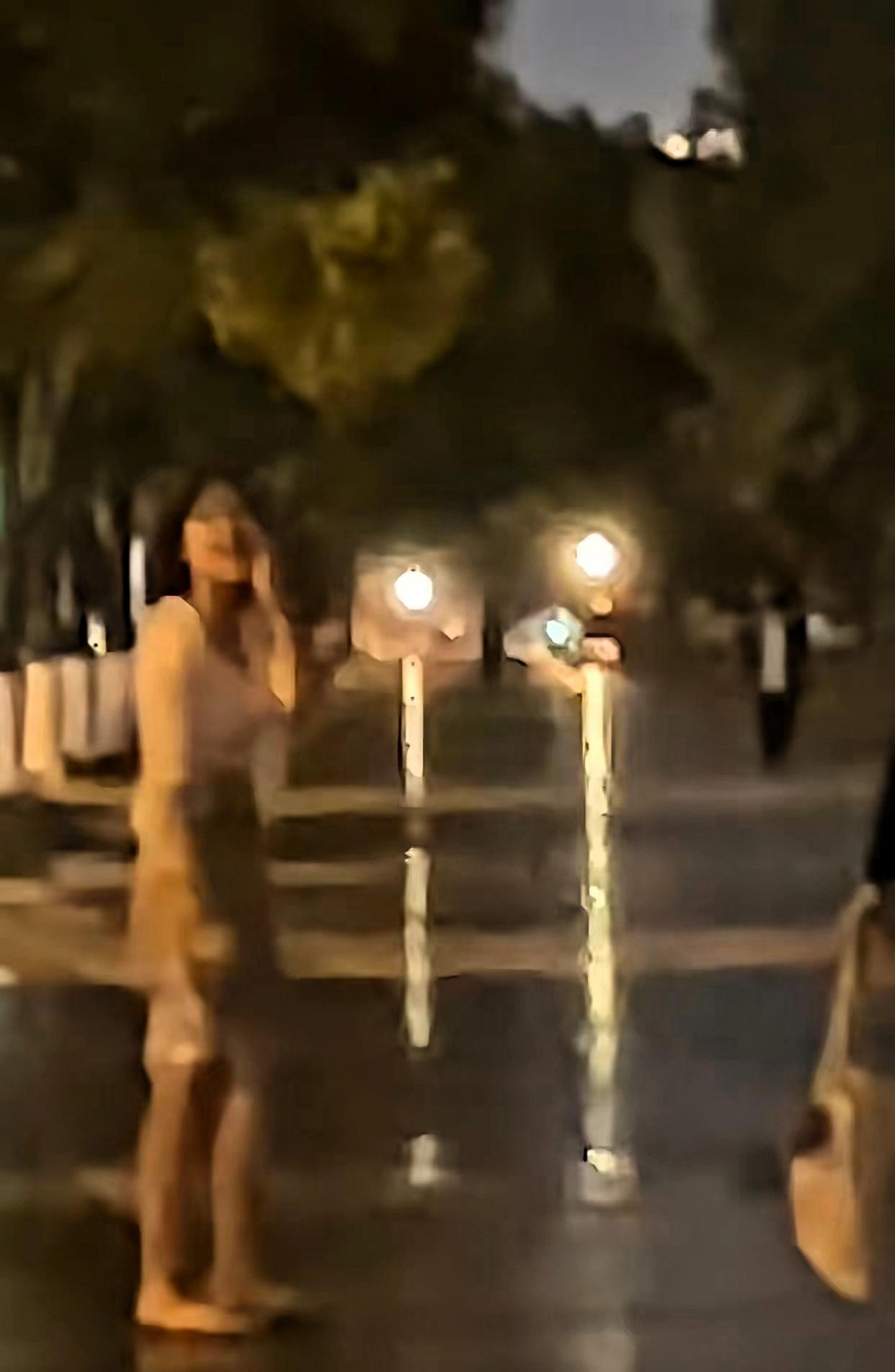 近日四川成都，一位女网友发视频称，她带着孩子走在街上，遇到一位女子和外国男友在遛