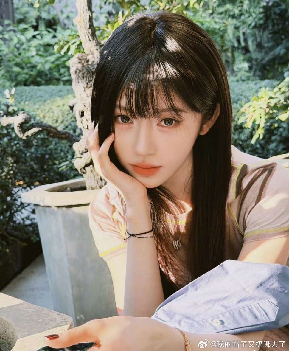 鞠婧祎与都市剧的适配度鞠婧祎自带都市剧女主质感，黑长直搭西装干练温柔，焦糖色系温