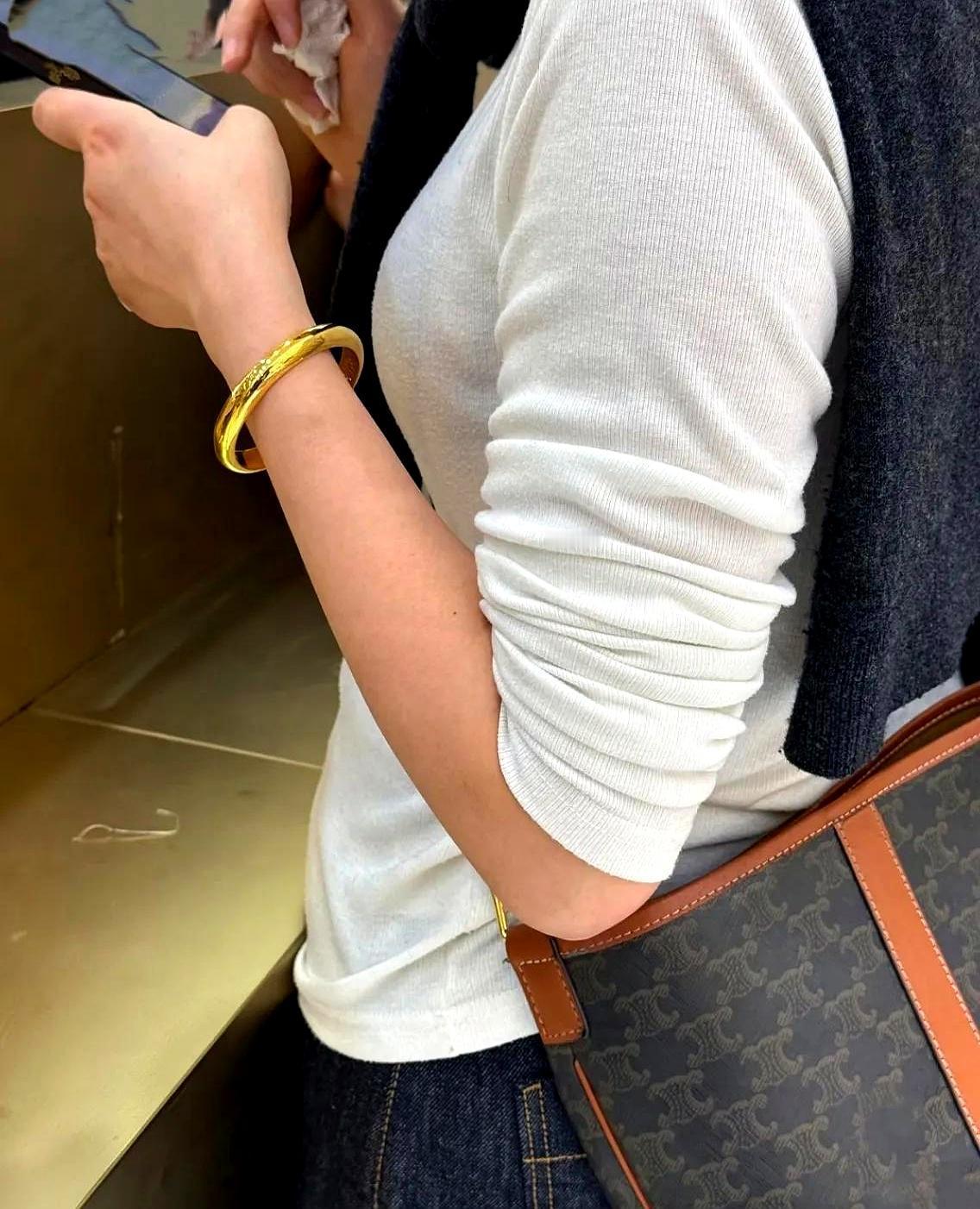 金价涨到1498元/克，你还敢戴金镯子逛街？
 
今天去菜市场，隔壁大姐的实心手