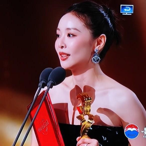 首届《CMG中国电影盛典》由蓝羽、尼格买提、黄晓明、于适主持。90多岁的表演艺术