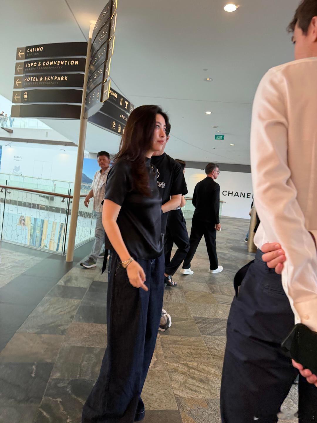 新加坡偶遇朱珠夫妇网友新加坡偶遇朱珠夫妇  网友在新加坡偶遇朱珠夫妇，朱珠的状态