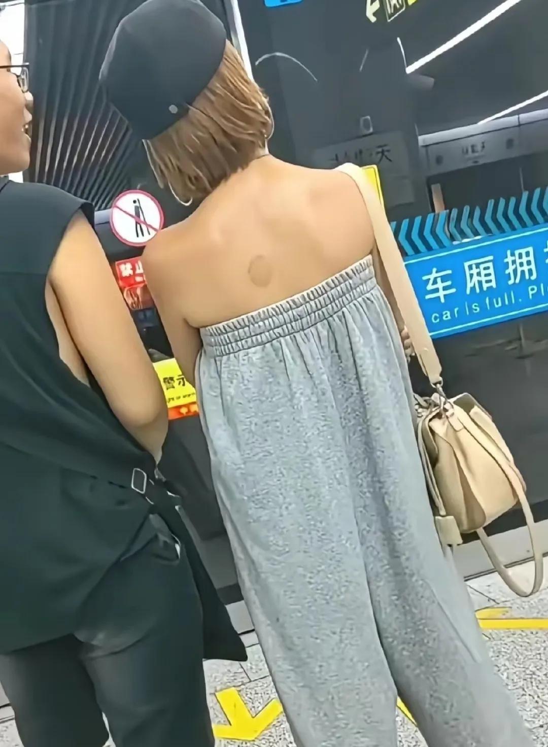 现在这些年轻人也真敢穿，难道不觉得尴尬吗？