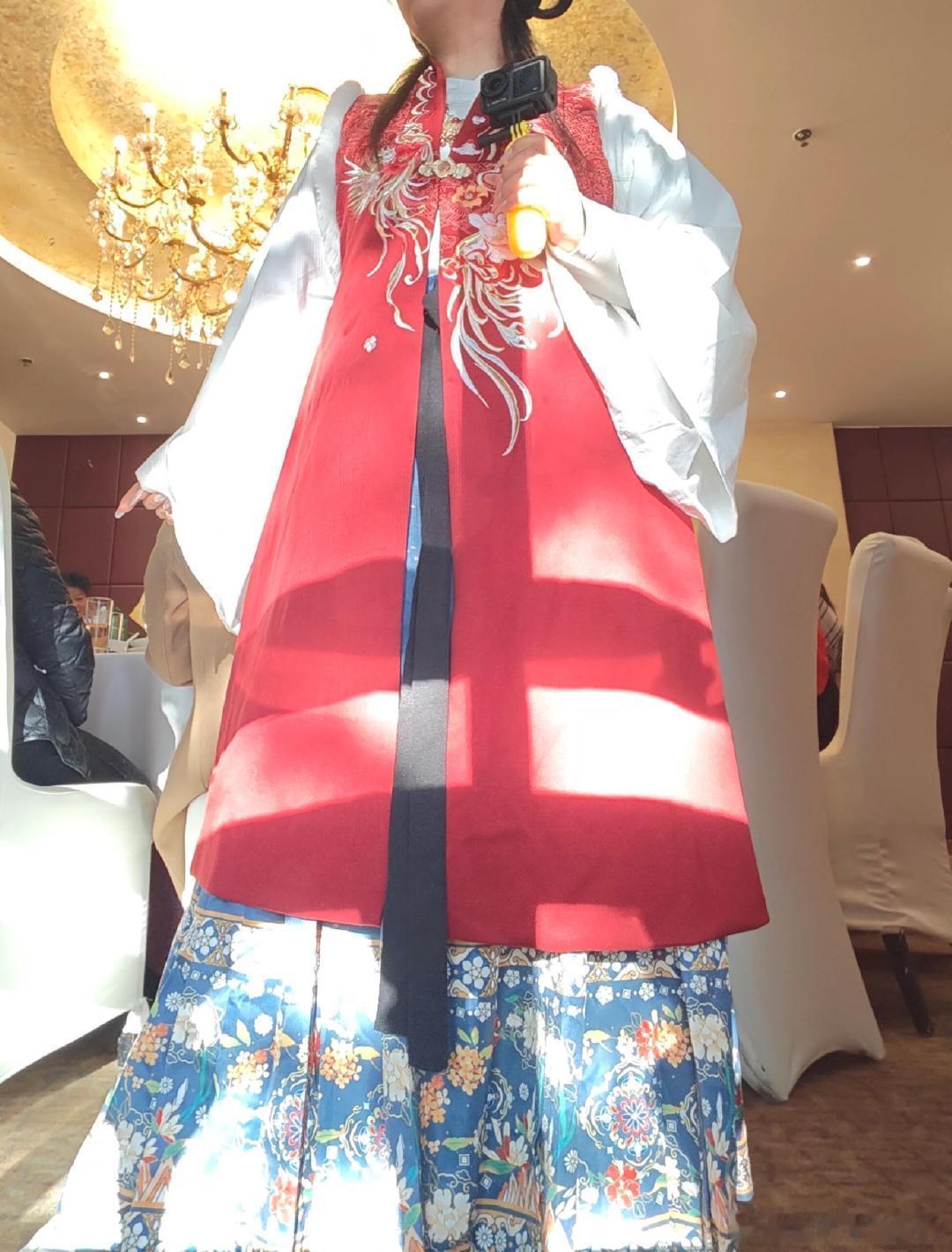 除夕夜尝试汉服，家人不解，情绪受挫，泪水难忍。 