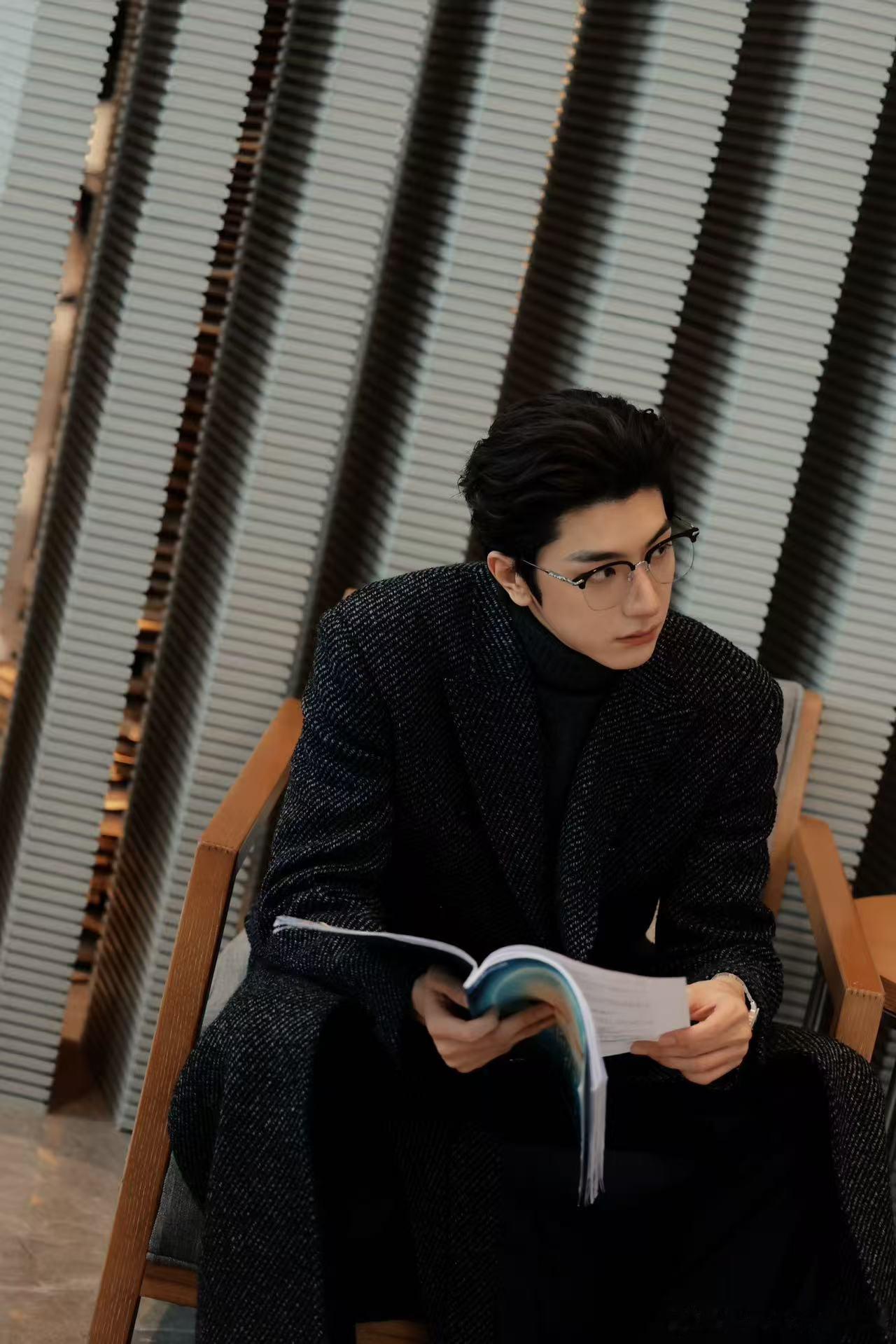 林一看的是剧本还是合同拜托，这个林一完全是霸总来的呀~就连手里拿的剧本都仿佛变成