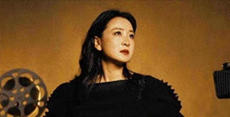 2010 年那个除夕夜，贾玲和白凯南站在春晚舞台上说相声《大话捧逗》，全国观众记