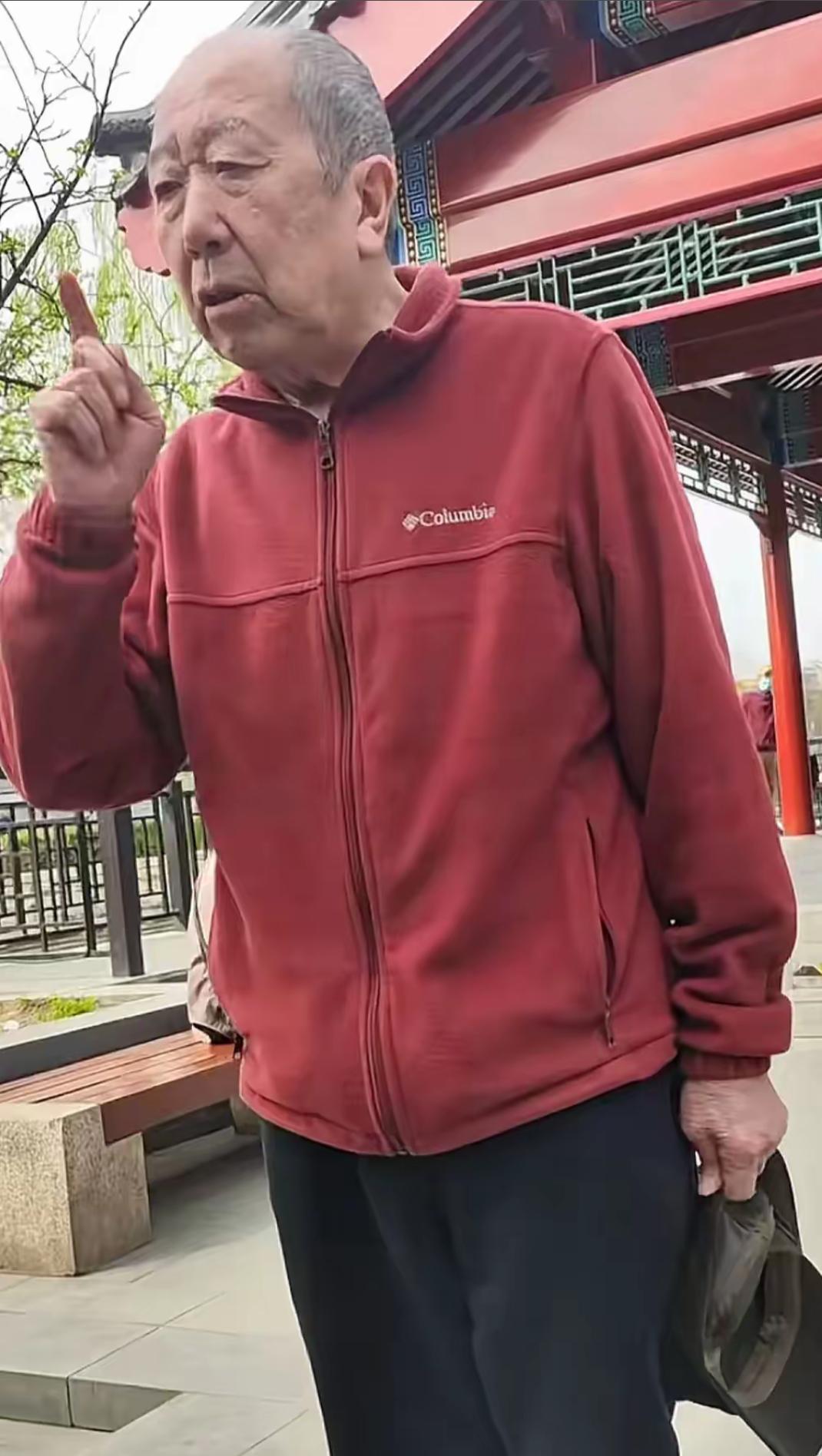 90岁的雷恪生在北京公园遛弯被偶遇，退休后的他，就慢慢淡出了娱乐圈，现在见到，已