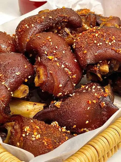 长沙夜宵寻味，四方坪这家老店吃撑了！
四方坪朝阳三毛烧烤
美食推荐：
1、炭烤软