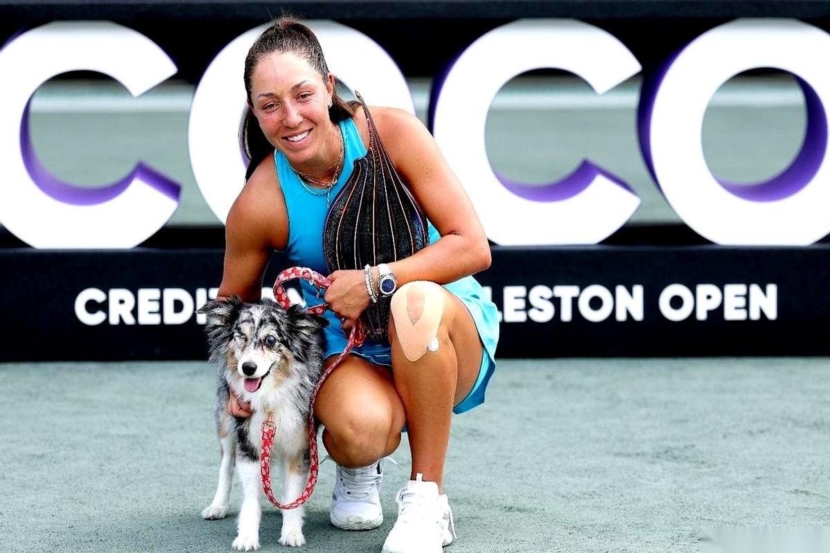 网坛出了个怪事。
一个姐们，赛季24场胜利，整个女子网坛她排第一。可就是这么个狠