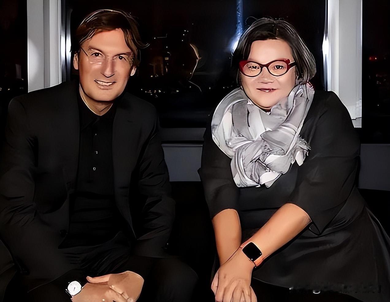 洪晃年轻的时候有一个专门来国内投资的有钱外国朋友，中文名叫安伟峰。安伟峰特别热爱