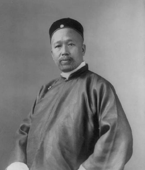 1898 年戊戌变法失败，康有为从此流亡海外十六年，游历三十一个国家，行六十万里