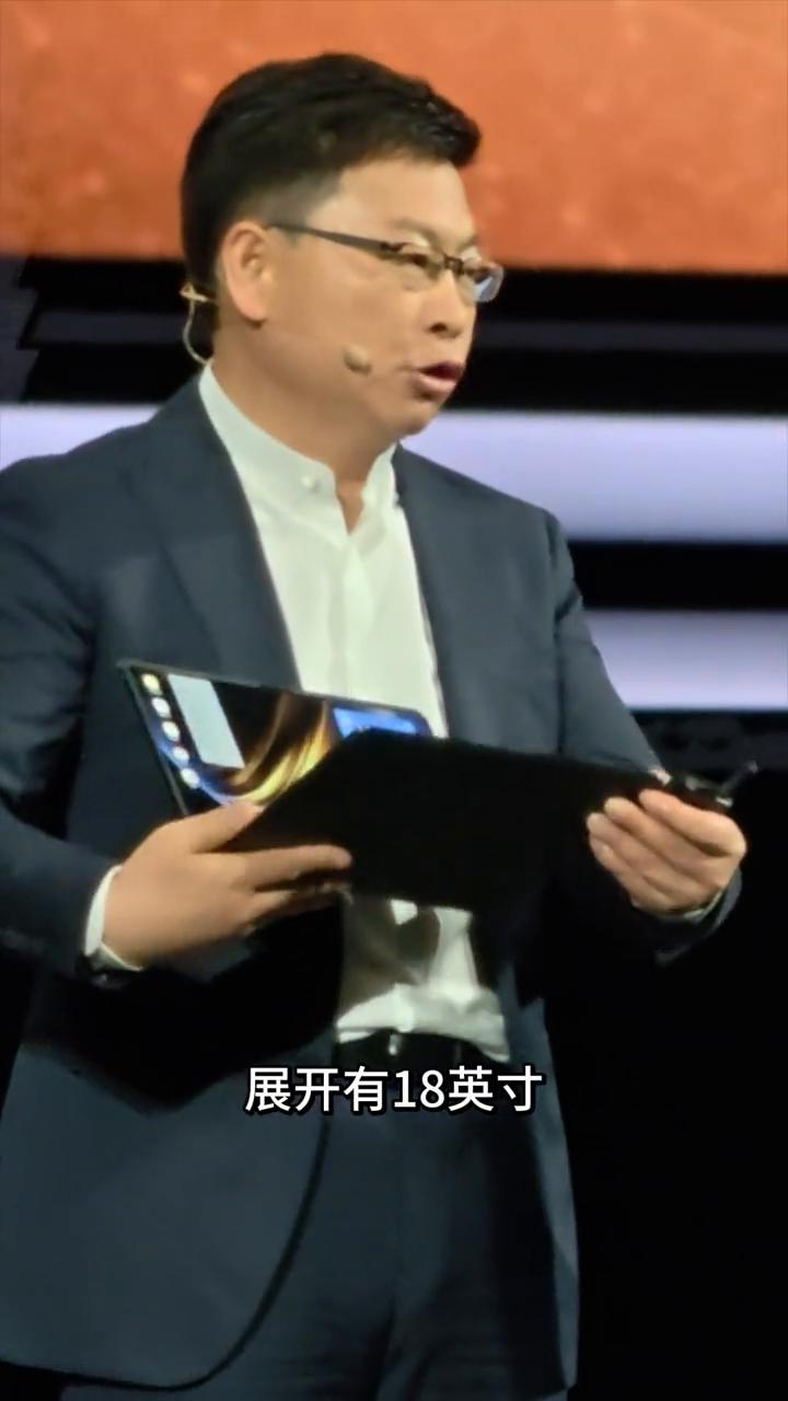 华为鸿蒙电脑，展开最大合上比苹果小。
今天终于解决了电脑便携和大屏无法兼具的历史