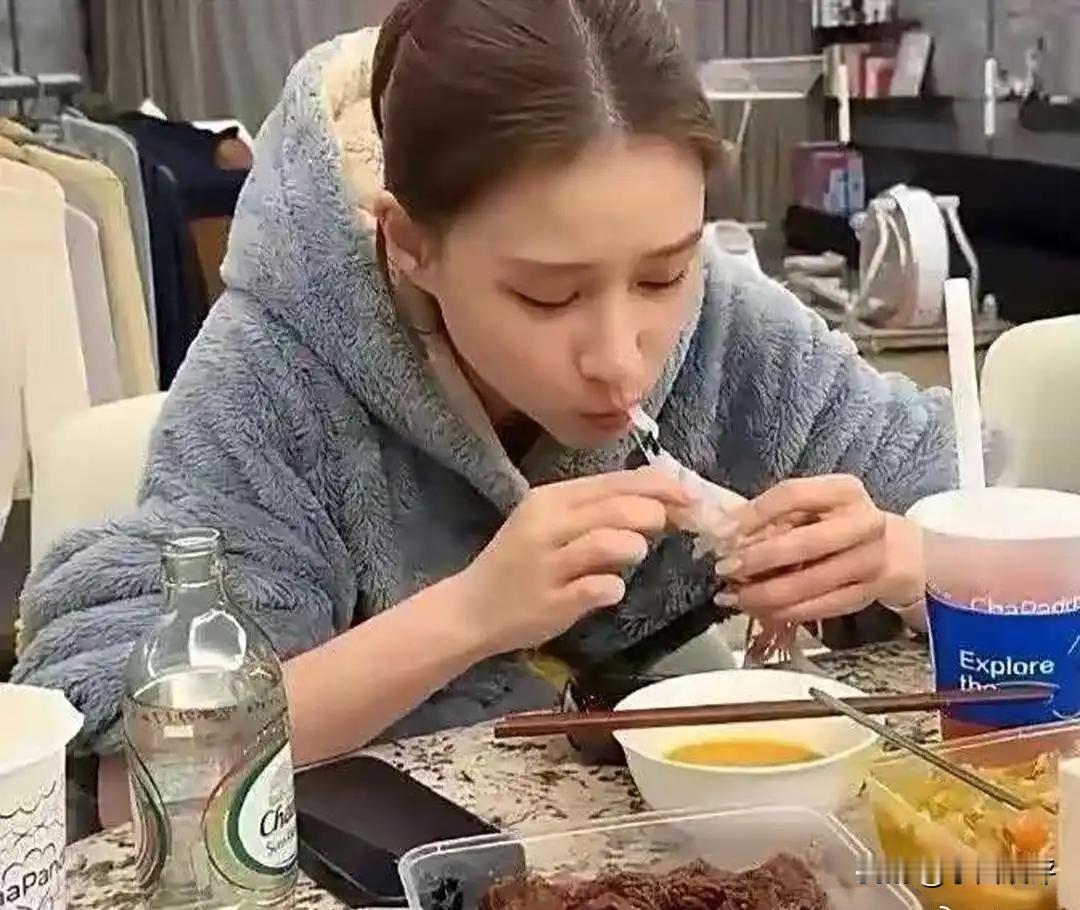 赌王千金何超莲分享的外卖大餐。她平时挺喜欢在社交平台分享自己的美食日常，从米其林