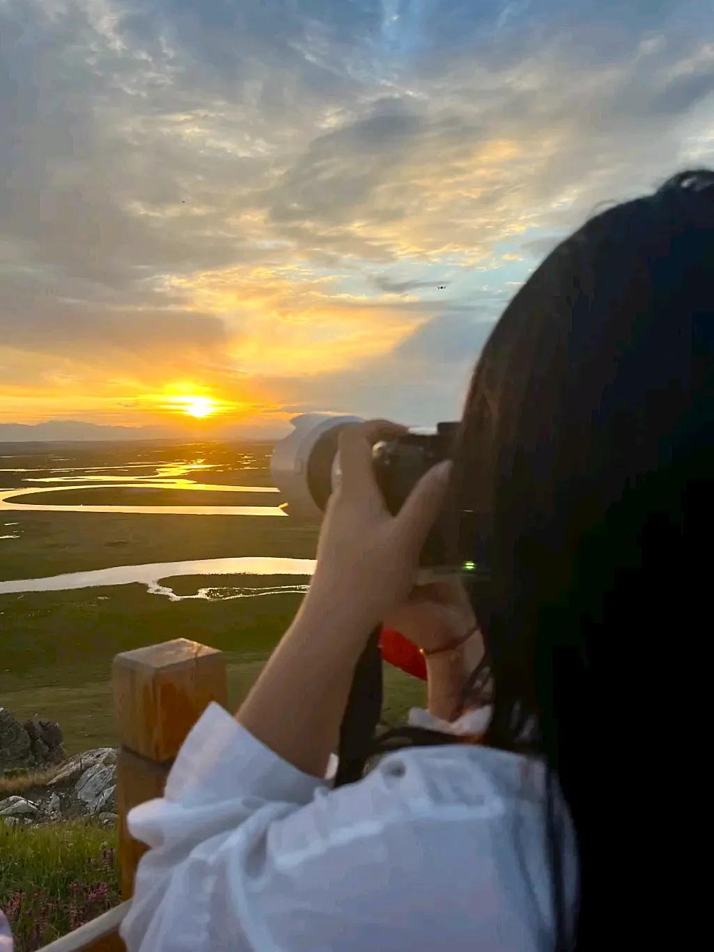 别再盲目跟风！这才是巴音布鲁克草原看日落的正确打开方式。
家人们，我刚从巴音布鲁