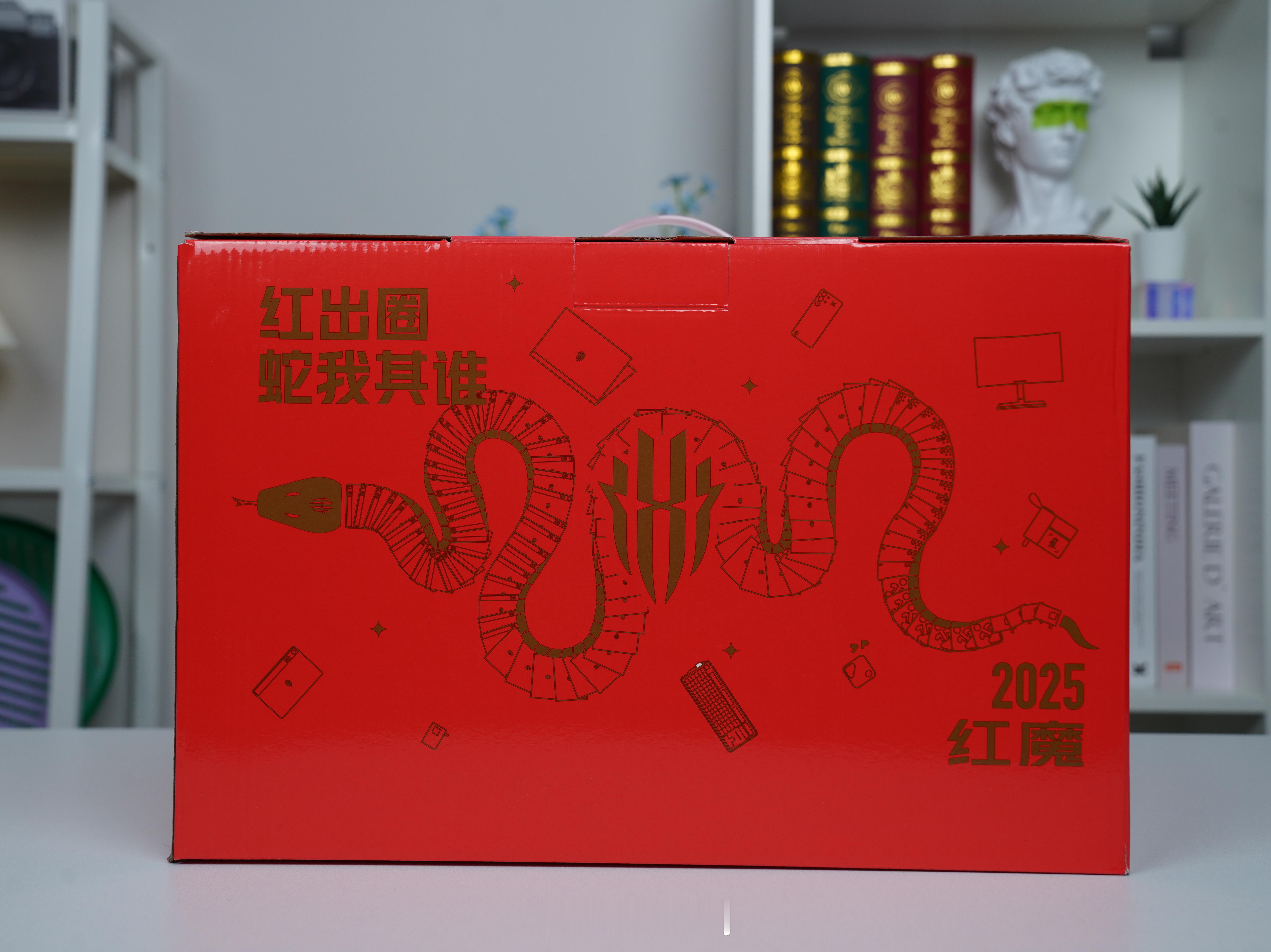 哇哦~红魔新年礼盒太妙了，直接送了一套火锅！碗筷齐全，底料也有了，太全面了。春节