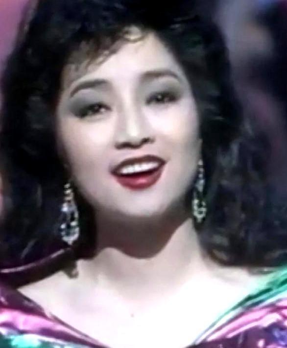 1983年，赌王何鸿燊为徐小凤颁奖时，目光灼灼地打量着她曼妙的身姿，打趣道："赚