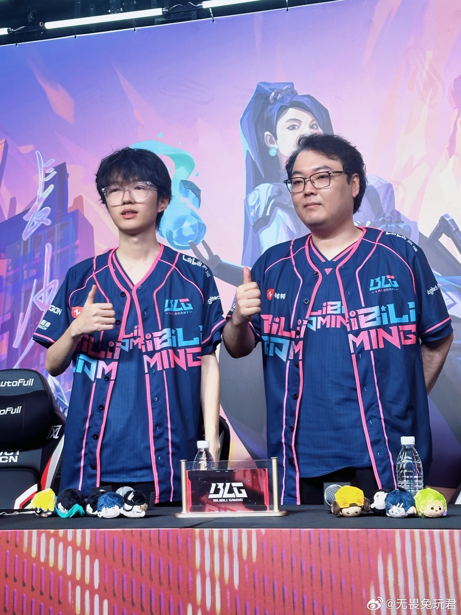 小k和教练的采访合照~恭喜BLG拿下首胜BLG新赛段首胜BLG对阵WOLBLG无