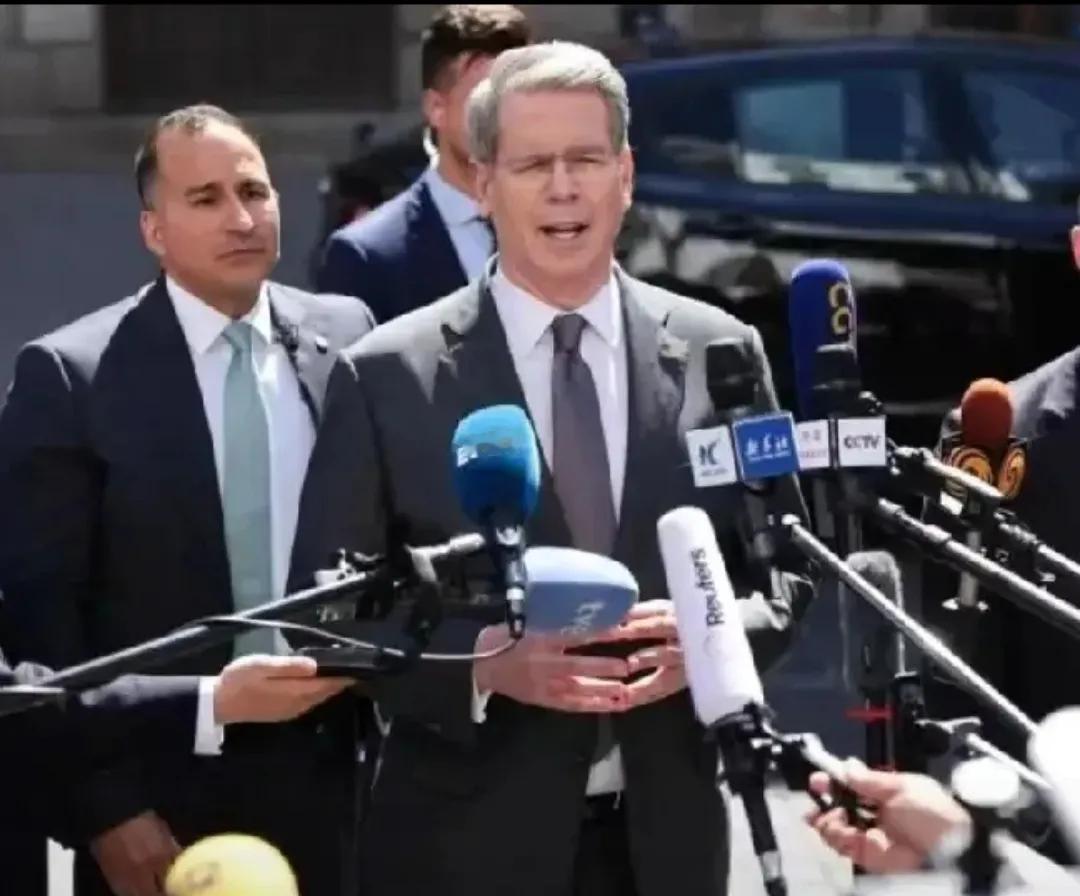 就在刚刚
美国财长贝森特日前宣布了一项令人匪夷所思的举动，先是制裁他国企业，之后