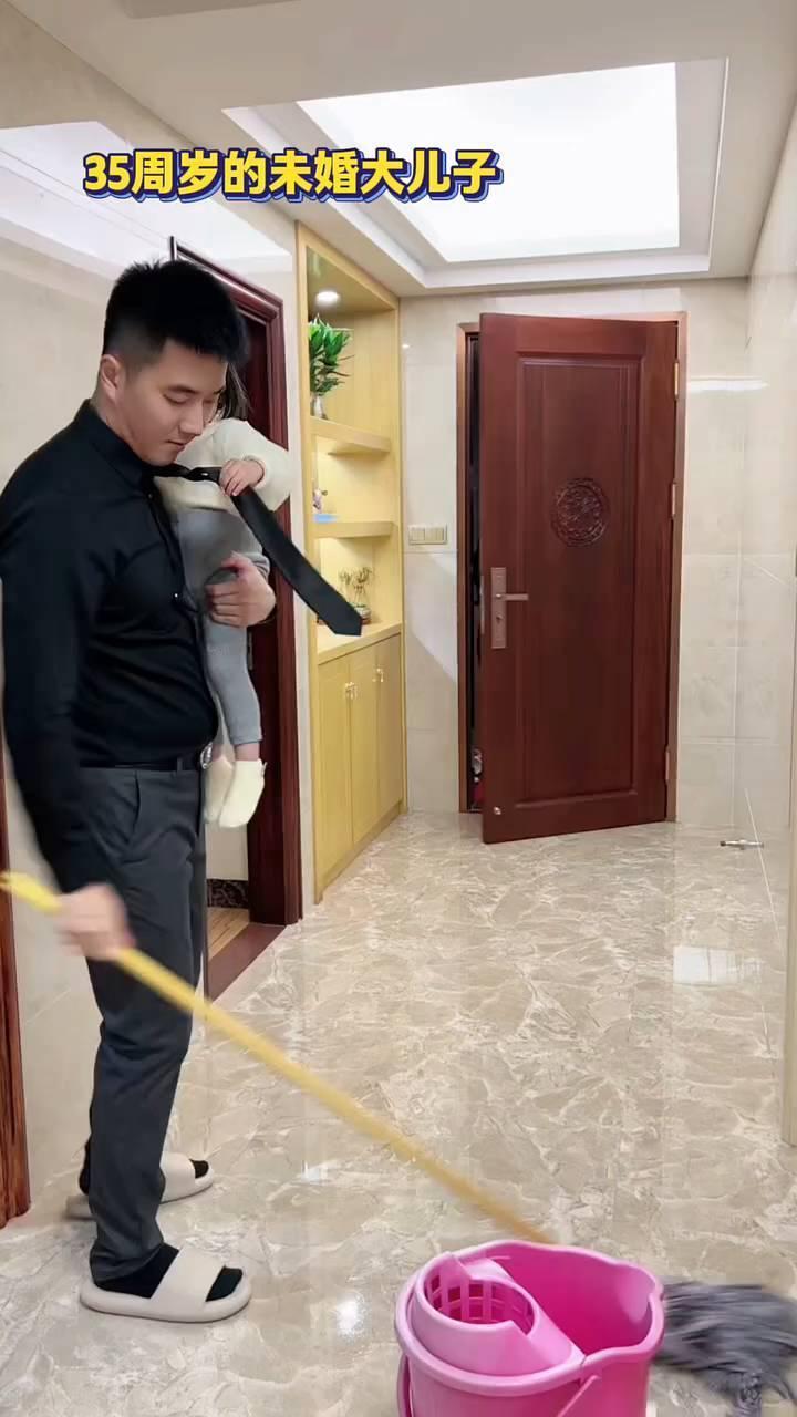 35周岁的未婚大儿子，弟弟一家四口和老妈。