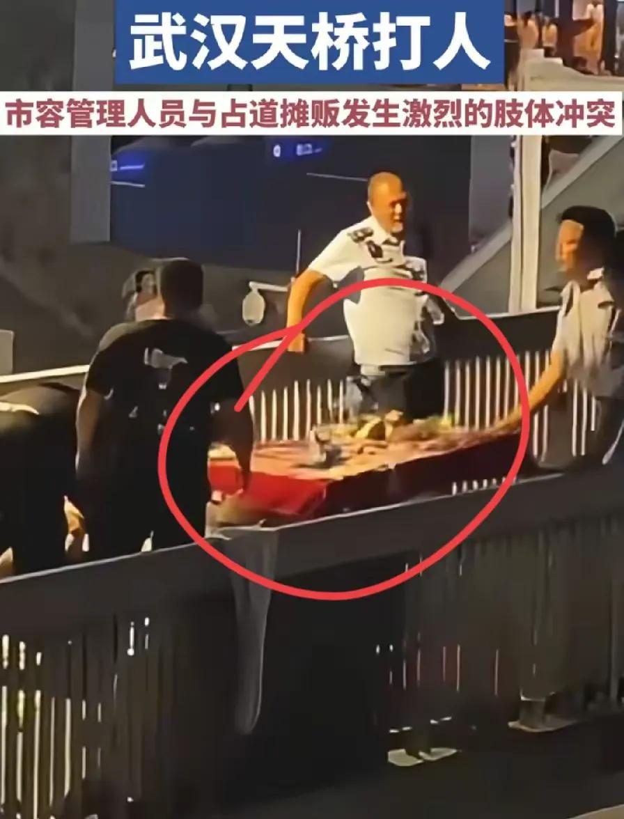 我支持城管被拘，出手明显超过一般程度！
但法律一定要公平，对非法占道经营和先出手