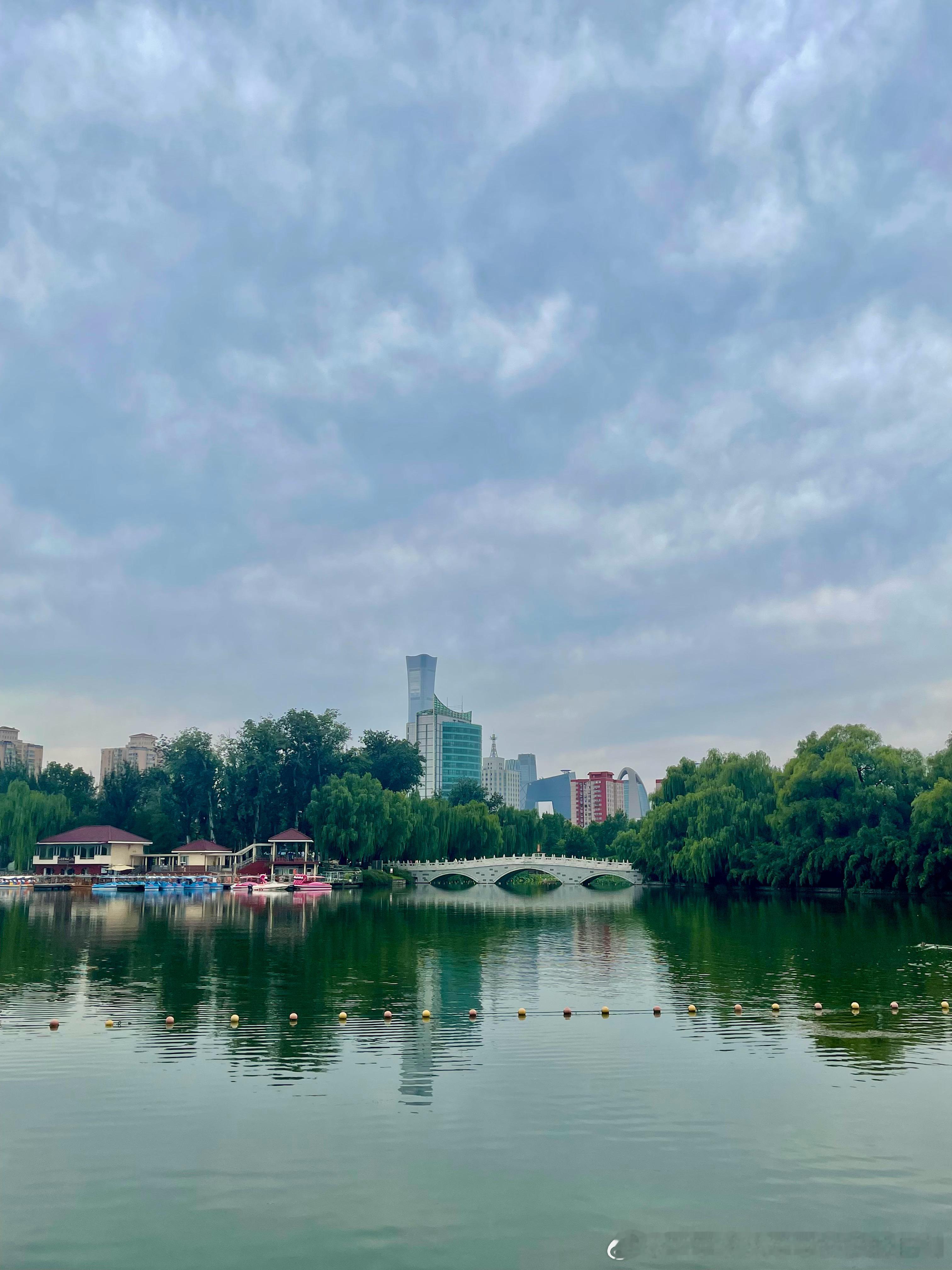 云低，桥静。  柳深，楼明。  京城影像[超话]打卡美丽的中国[超话]北京  ​