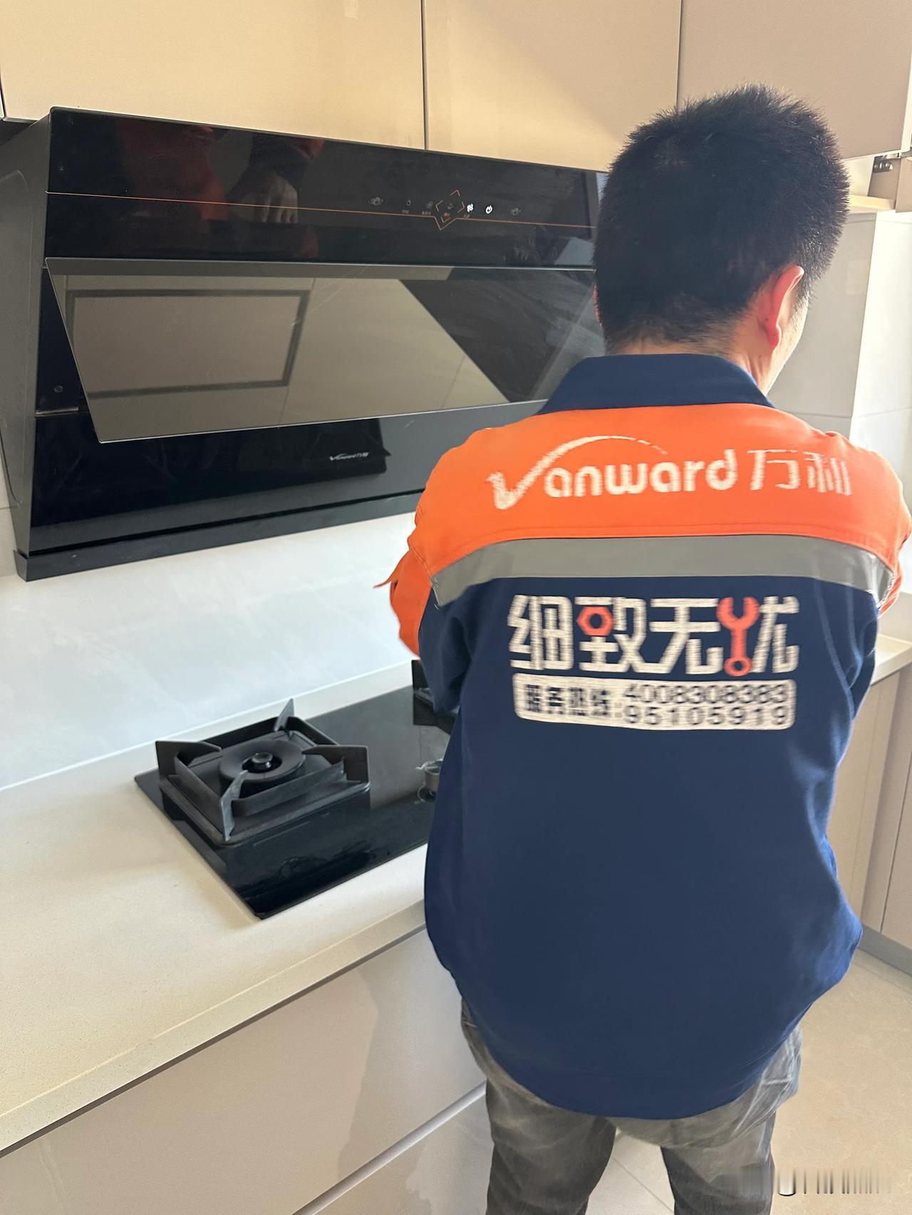 油烟机噪声太大了，打开爆炒跟拖拉机一样，报修后上门检查，说机器没问题，看来还是机
