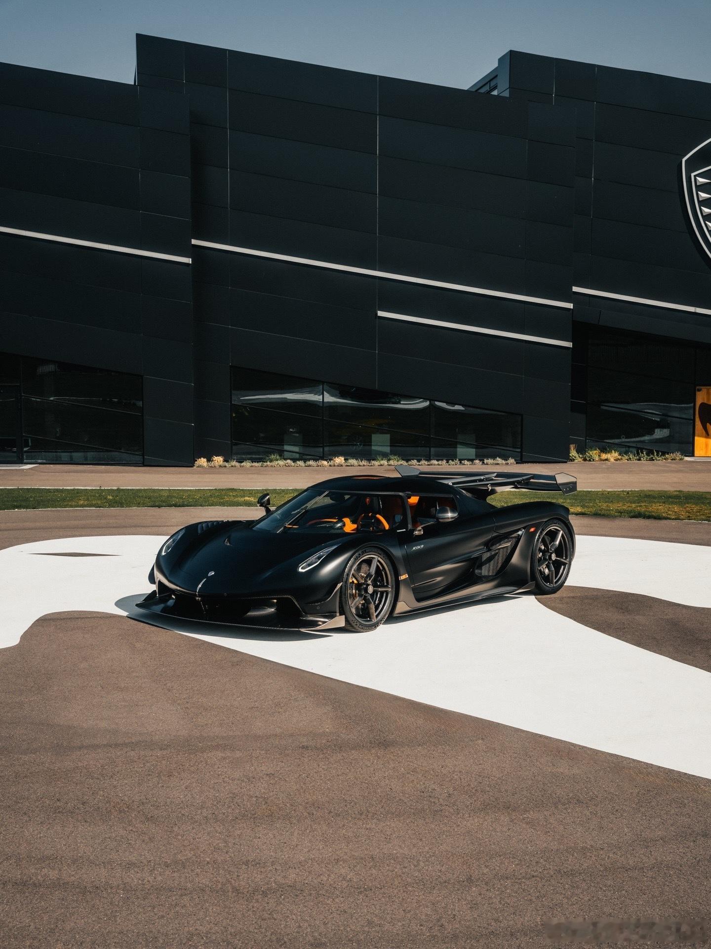 又一台Jesko Attack驶出工坊。真正的「蝙蝠侠」规格，搭配醒目的熔岩橙色