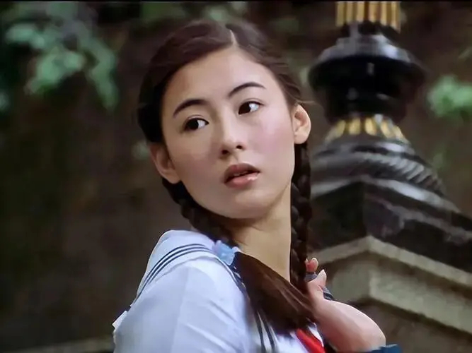 周星驰推出新一代“星女郎”雪野，2007年出生，长相酷似张柏芝 