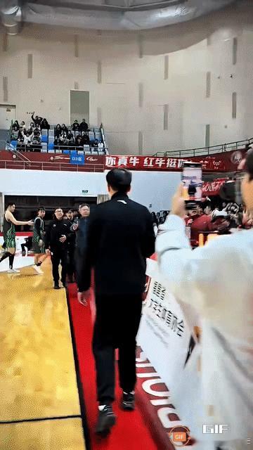 中国大学生篮球联赛出现经典场面！厦门大学与华侨大学进行的两回合较量中，双方球员和