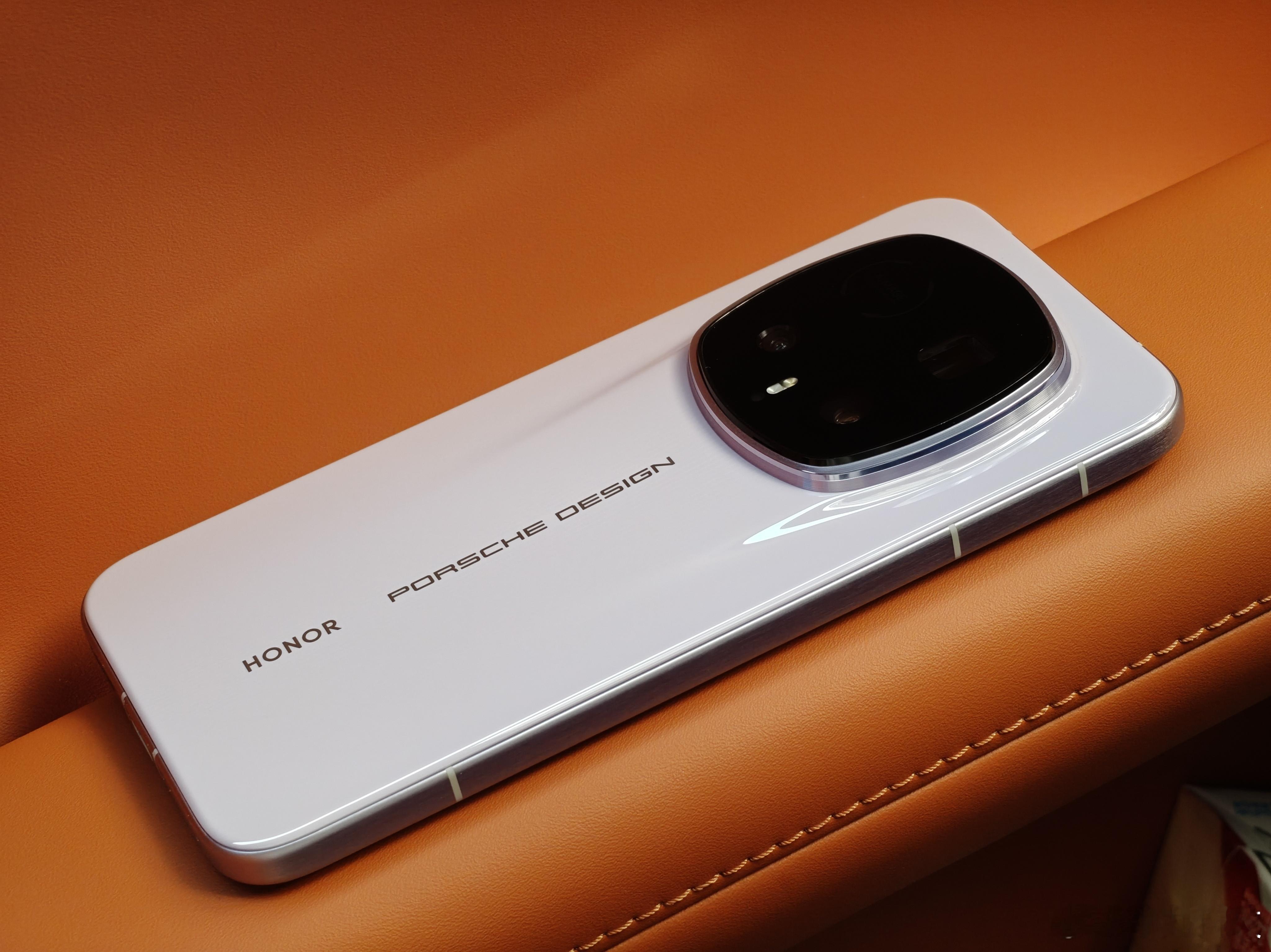 荣耀Magic8 RSR 的陶瓷后盖质感，真的绝绝子！🤩 